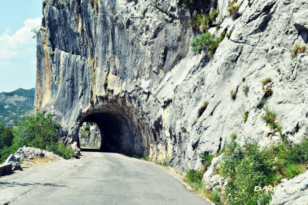 Горный тунельчик в Черногории