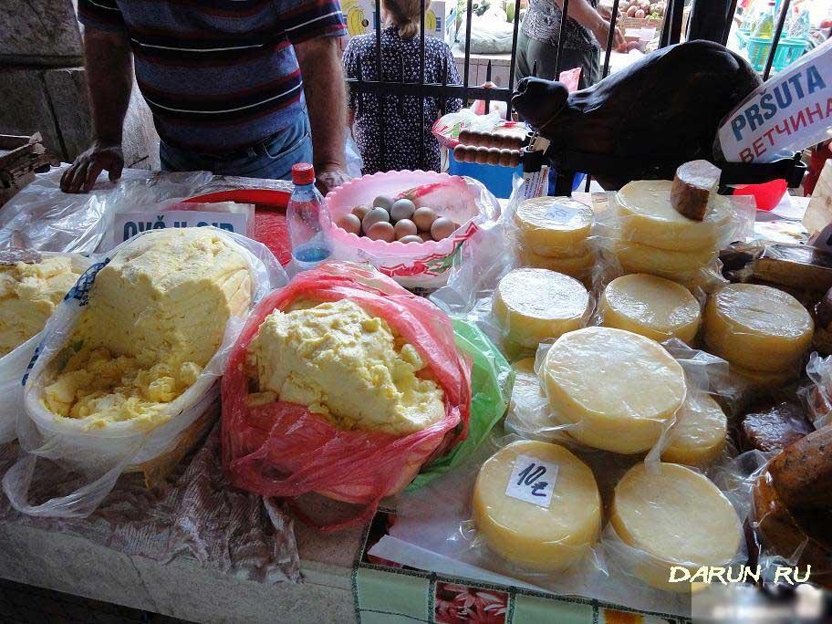 Сыр на рынке Котора