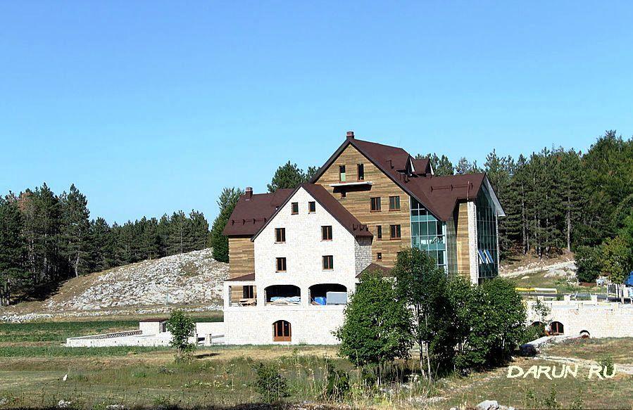 На территории нацпарка Ловчен есть и гостиницы для туристов