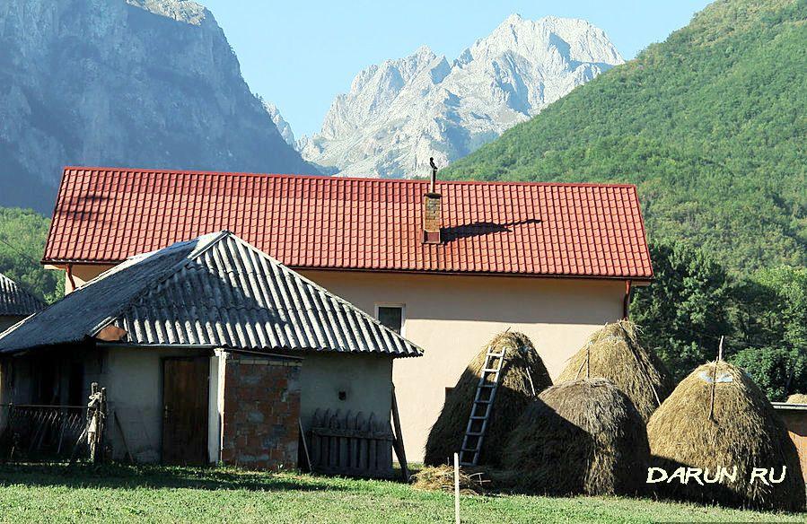 особняк "новые албанцы" в Гусинье строят добротно.