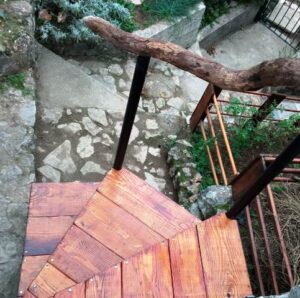 изготовленная лестница для двора
