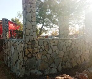 стены обложенные камнем в Черногории