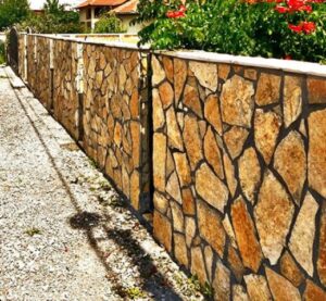 камень природный обложить стену в Черногории